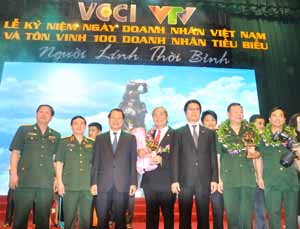 Chủ tịch HĐQT Công ty CP BĐS An Thịnh Hòa Bình Vũ Duy Bổng nhận Cúp Thánh Gióng 2013.